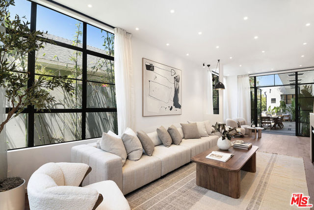 745 E Sunset Avenue, Venice CA: https://media.crmls.org/mediaz/bddff659-040a-45b4-a2b0-be6071f0c989.jpg