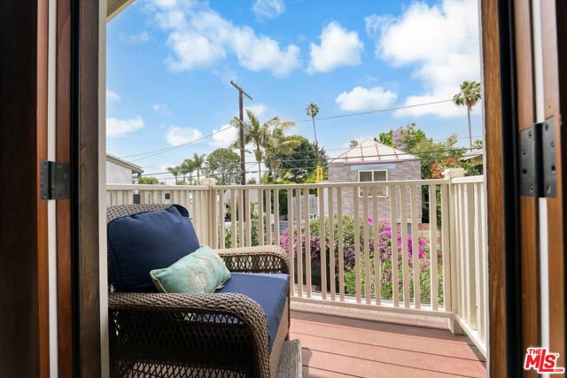 933 W Venezia Avenue, Venice CA: https://media.crmls.org/mediaz/bde08edc-f06d-4e5c-b768-78f33257cfa4.jpg