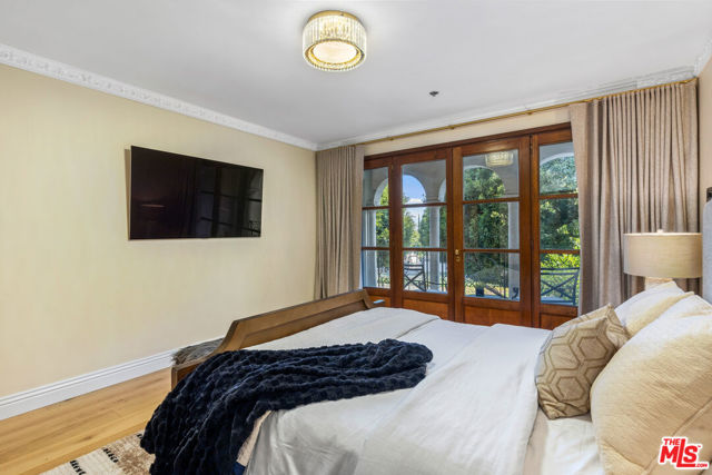 9249 Burton Way, Beverly Hills CA: https://media.crmls.org/mediaz/bde17f24-2507-4564-9ae2-40ce13bed449.jpg