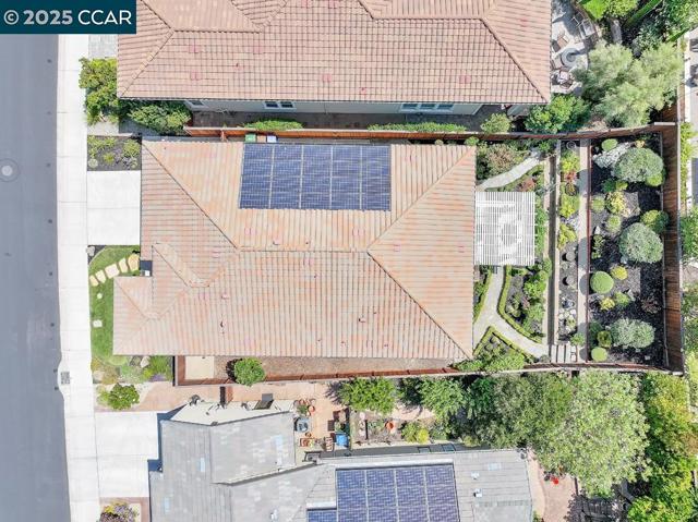1746 Veneto Ln, Brentwood CA: https://media.crmls.org/mediaz/bde203c3-71a0-4c30-8af9-6a8799e08769.jpg