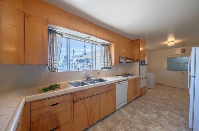 225 Carmel Avenue, Marina CA: https://media.crmls.org/mediaz/bde32e05-efa3-4a61-9d4a-9fe6792bd2e6.jpg