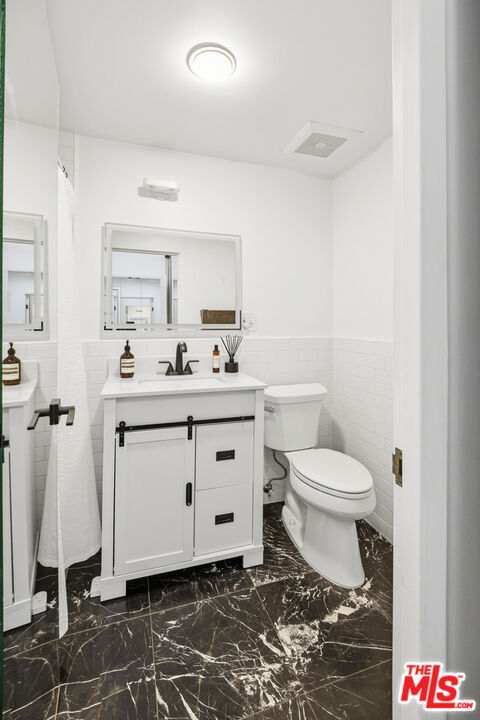 999 North Doheny Drive, 205 photo 13