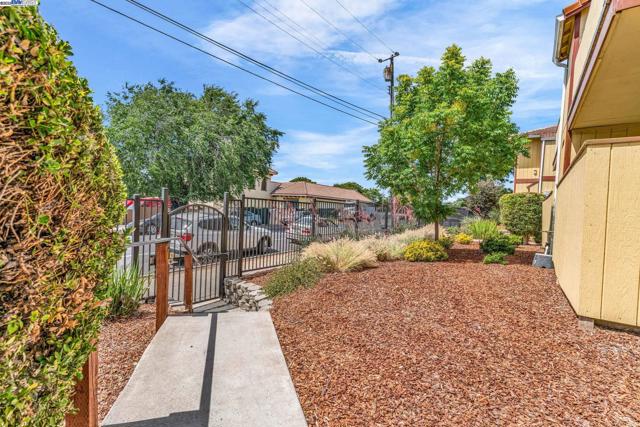 2170 Fremont St, Concord CA: https://media.crmls.org/mediaz/bde3a269-a6c3-4c6a-a5dd-ef32f655aa63.jpg
