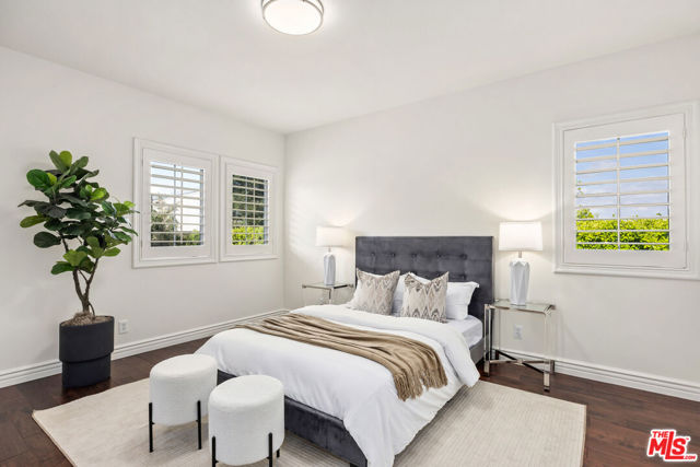 17400 Oak Creek Court, Encino CA: https://media.crmls.org/mediaz/bde4b065-e38b-4f21-be87-d0b914922a56.jpg