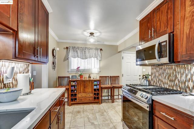 6610 Bancroft Avenue, Oakland CA: https://media.crmls.org/mediaz/bde50c8d-eeb9-4fc3-a7d3-02077591c0c4.jpg