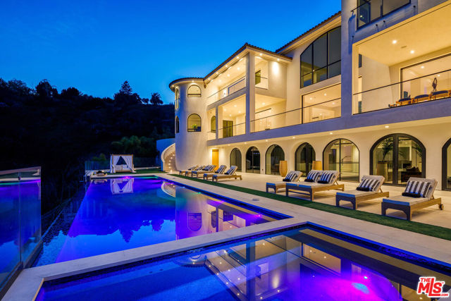 10697 Somma Way, Los Angeles CA: https://media.crmls.org/mediaz/bde5826f-ca29-4840-95f4-8d8a496ea553.jpg