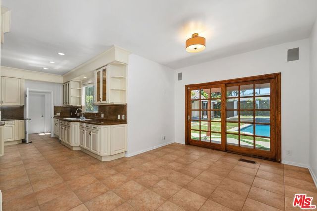 517 N Elm Drive, Beverly Hills CA: https://media.crmls.org/mediaz/bde65c41-58ff-4413-9630-47ea35824887.jpg
