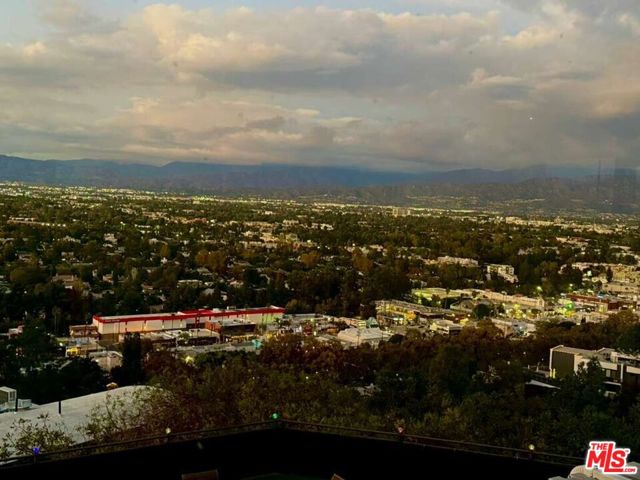 3641 Sunswept Drive, Studio City CA: https://media.crmls.org/mediaz/bde67083-9234-47ec-bd71-4fd679960125.jpg