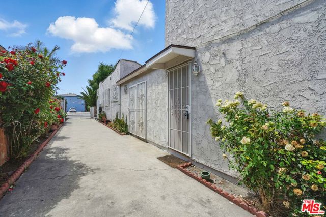 2108 Hauser Boulevard, Los Angeles CA: https://media.crmls.org/mediaz/bde7bf73-9cf1-4230-b750-b9f7832c4474.jpg