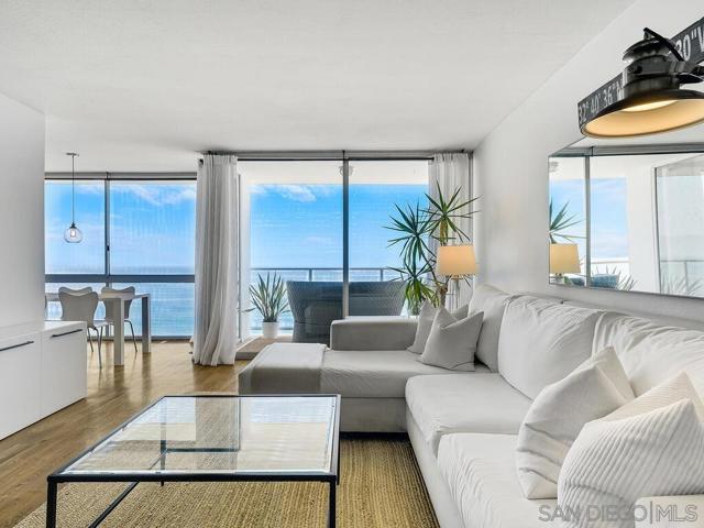 1760 Avenida del Mundo, Coronado CA: https://media.crmls.org/mediaz/bde876e4-2c4f-4abb-8461-d8c1fcbe958c.jpg