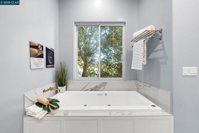 102 Barbara Rd, Orinda CA: https://media.crmls.org/mediaz/bde8c337-d828-4eae-89a9-4e1f62f00ce2.jpg