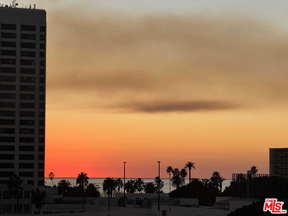 https://media.crmls.org/mediaz/bde916b4-cc8e-428f-baf8-2d3e6a02aca1.jpg?preset=X-Large