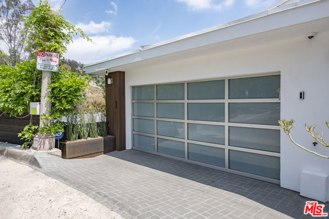 6150 Mulholland Highway, Los Angeles CA: https://media.crmls.org/mediaz/bde995d5-5ef9-4c27-bddf-1d8a8214f2f0.jpg