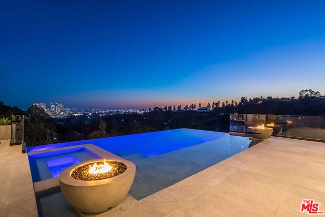 9406 Lloydcrest Drive, Beverly Hills CA: https://media.crmls.org/mediaz/bde9f9c4-cdfb-420b-86d3-e2c966ea7b84.jpg