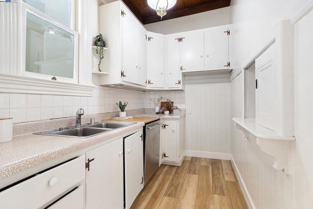 2120 Encinal Ave, Alameda CA: https://media.crmls.org/mediaz/bdea612d-df18-4dac-b93b-59695d88ffdd.jpg