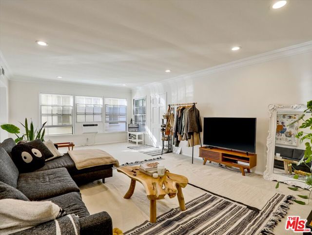 438 S Palm Drive, Beverly Hills CA: https://media.crmls.org/mediaz/bdeae2f1-b192-423a-9c32-11c9e2675a85.jpg