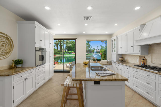 95 Lookout Drive, Palm Desert CA: https://media.crmls.org/mediaz/bdeb13a5-921e-421b-86bb-c26a620a64d8.jpg