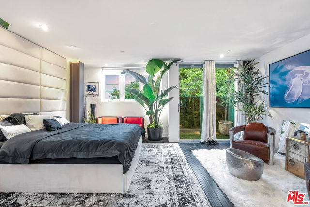 2515 Lincoln Boulevard, Venice CA: https://media.crmls.org/mediaz/bdec22d2-fb4f-4abd-ac7c-31da98feabb2.jpg