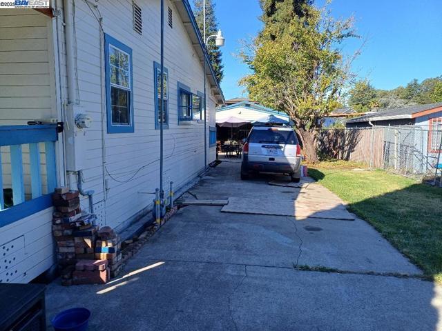 3931 Gardenia Pl, Oakland CA: https://media.crmls.org/mediaz/bdec5223-16af-408d-8985-b70044459b10.jpg