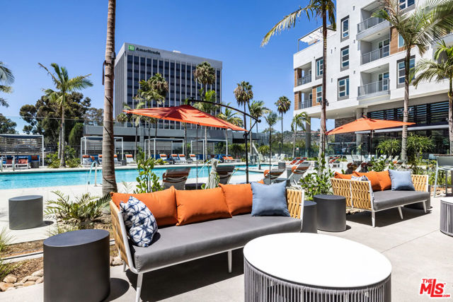 5075 Camino De La Siesta, San Diego CA: https://media.crmls.org/mediaz/bdeccc68-bf2d-43b1-9858-1edbe5a583fa.jpg