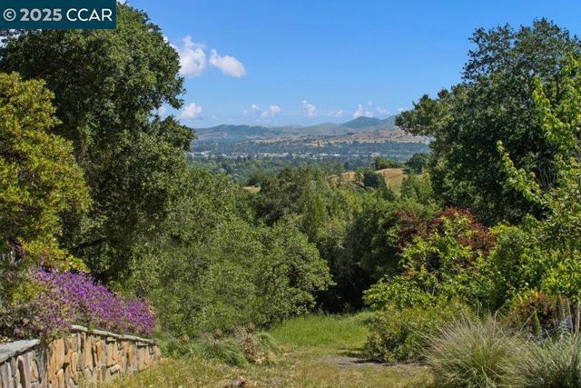 18 Diablo Oaks Way, Lafayette CA: https://media.crmls.org/mediaz/bded0129-d7ea-4d59-9343-54dc3ad95fb8.jpg