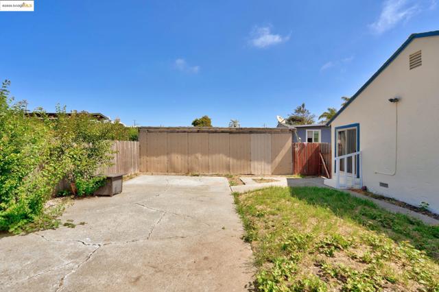 527 42nd Street, Richmond CA: https://media.crmls.org/mediaz/bdedeed3-0aaf-4612-b6f4-78ac835434f6.jpg
