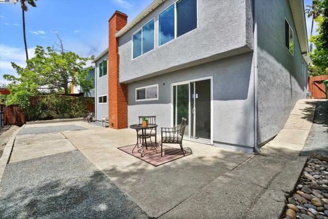 33039 Palmetto Dr, Union City CA: https://media.crmls.org/mediaz/bdedfd9d-9173-4496-9218-66ba73b43e43.jpg
