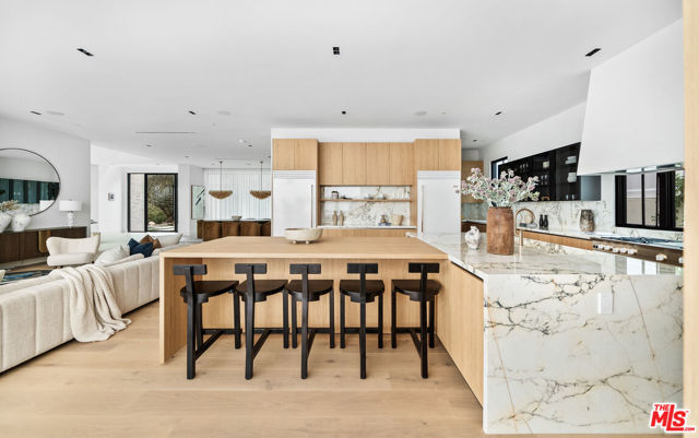 10950 Verano Road, Los Angeles CA: https://media.crmls.org/mediaz/bdee7645-3ca6-4c6b-81d7-73c3f5960297.jpg