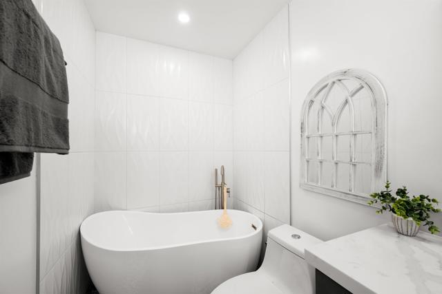 3120 Poe Street, San Diego CA: https://media.crmls.org/mediaz/bdef783e-4150-4fb4-879f-59b2da174cfb.jpg