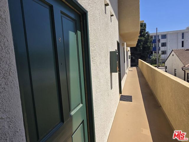 10809 Palms Boulevard, Los Angeles CA: https://media.crmls.org/mediaz/bdf05a0b-4511-439b-823b-a3ad91af04f0.jpg