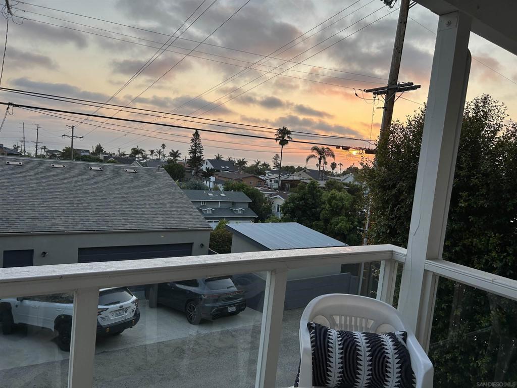 https://media.crmls.org/mediaz/bdf10c10-0e0c-43bc-9d55-f0fb00d59f11.jpg?preset=X-Large