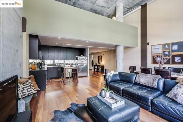 311 Oak St, Oakland CA: https://media.crmls.org/mediaz/bdf18382-bcde-4355-bf53-bb19fdc30c5f.jpg