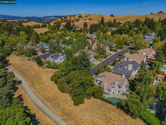 47 Kentfield Ct, Alamo CA: https://media.crmls.org/mediaz/bdf1d187-d944-474f-9c7b-0767c4172499.jpg