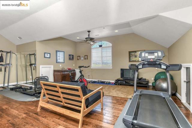 9050 Deer Valley Rd, Brentwood CA: https://media.crmls.org/mediaz/bdf2c5cd-aee0-455e-9518-33576d8174df.jpg