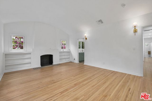 951 N Martel Avenue, Los Angeles CA: https://media.crmls.org/mediaz/bdf32fa5-f78b-4ef8-8eef-9a5f17977ca1.jpg