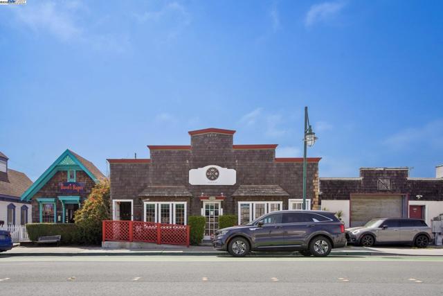 400 Paloma Ave, Pacifica CA: https://media.crmls.org/mediaz/bdf3354a-2019-4a5a-8fa3-63b210bd0af3.jpg
