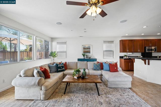 127 Sanford Ct, Brentwood CA: https://media.crmls.org/mediaz/bdf38a29-319c-42e8-920a-58b68d382299.jpg