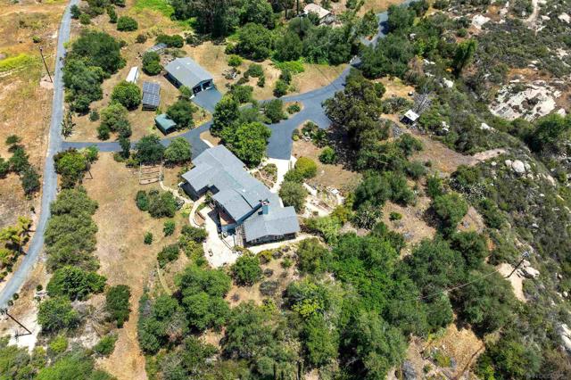 6132 Rainbow Heights Rd, Fallbrook CA: https://media.crmls.org/mediaz/bdf407aa-4293-4f42-9abb-5a84c0d35d33.jpg
