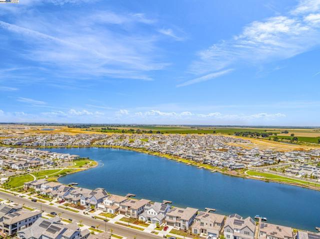 2859 Wylin Blvd, Lathrop CA: https://media.crmls.org/mediaz/bdf45029-109e-44b9-9fb4-13c423362fd8.jpg