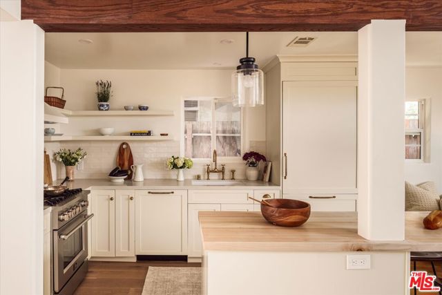630 Brooks Avenue, Venice CA: https://media.crmls.org/mediaz/bdf4874f-6bbf-4711-9a78-13afcbb1918a.jpg