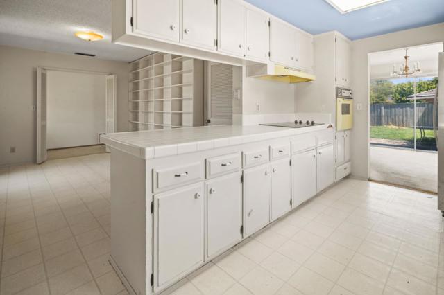 22709 Picador Drive, Salinas CA: https://media.crmls.org/mediaz/bdf57e91-8d39-4d03-9997-e7ebe75020b9.jpg