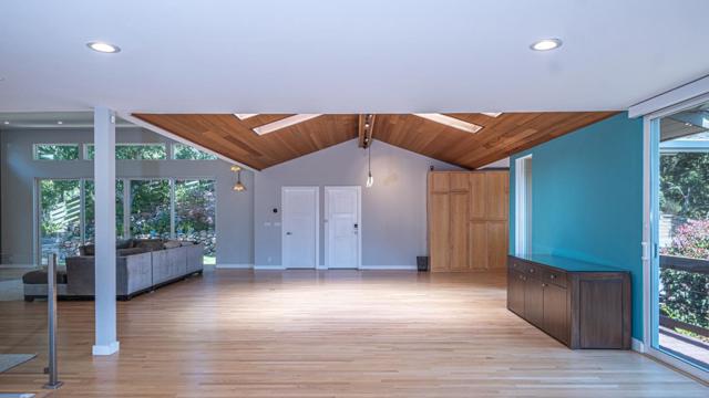 15 Kiowa Court, Portola Valley CA: https://media.crmls.org/mediaz/bdf69d56-47ec-4100-8c46-e70233e0e8dd.jpg