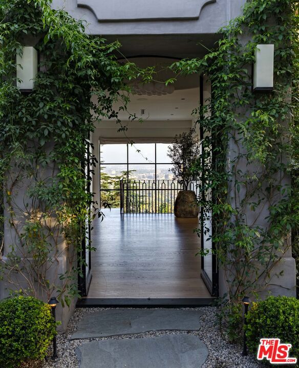 9360 Readcrest Drive, Beverly Hills CA: https://media.crmls.org/mediaz/bdf74445-5cd6-4198-ae17-dce31250219f.jpg