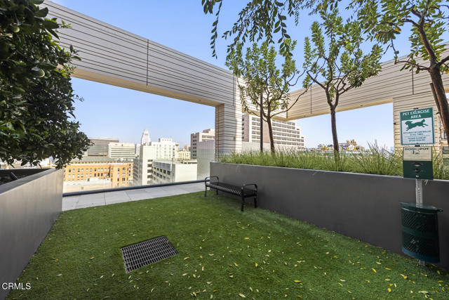 400 S Broadway, Los Angeles CA: https://media.crmls.org/mediaz/bdfa9aab-7f46-4546-b67d-6ca274015332.jpg