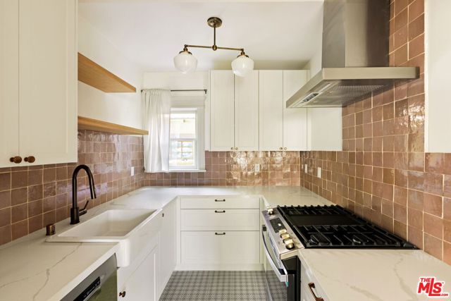 116 Roselawn Place, Los Angeles CA: https://media.crmls.org/mediaz/bdfaf072-d2e9-4af3-b726-3eb4196f7914.jpg