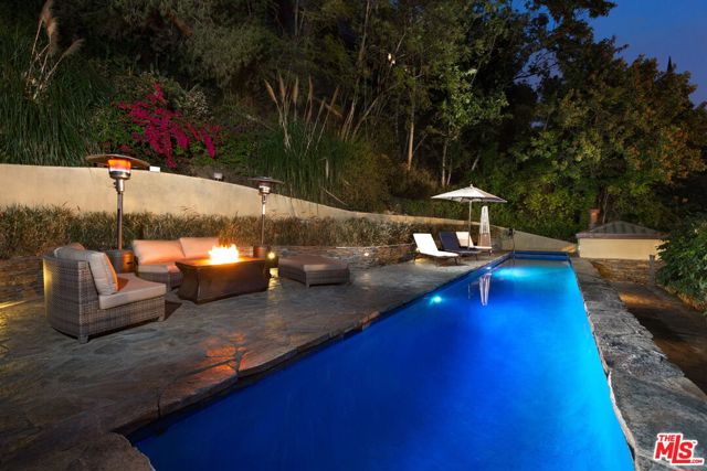 10023 Westwanda Drive, Beverly Hills CA: https://media.crmls.org/mediaz/bdfb1c99-7d8f-44c8-b821-ec190fea74fd.jpg