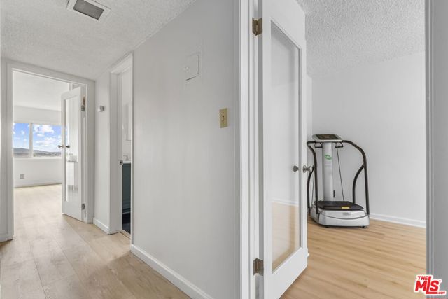 4553 Don Ricardo Drive, Los Angeles CA: https://media.crmls.org/mediaz/bdfba4b2-1e1f-4a6e-8e48-d959d3ef3034.jpg
