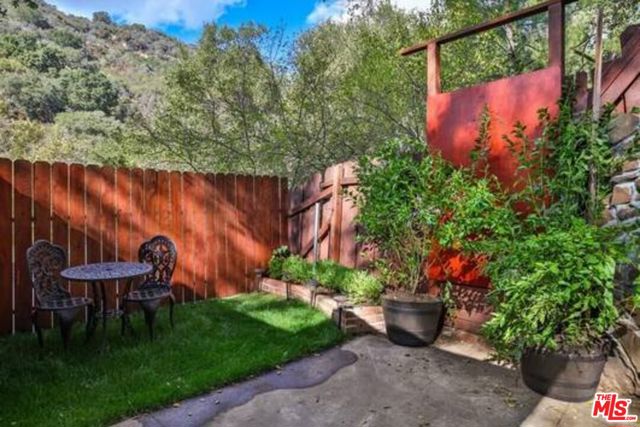 638 N Topanga Canyon Boulevard, Topanga CA: https://media.crmls.org/mediaz/bdfc0e40-773f-4736-9a8b-1fdfb56c2d55.jpg