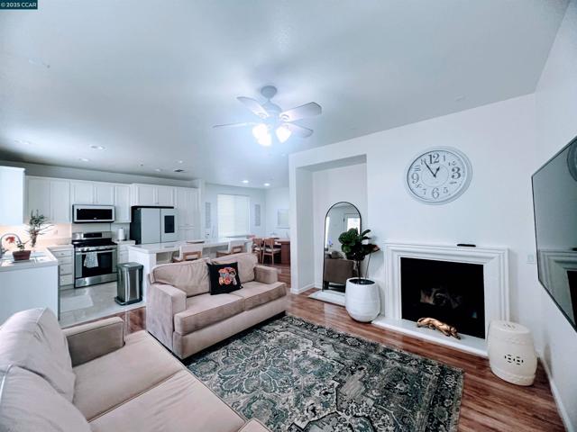 430 Chestnut Street, Brentwood CA: https://media.crmls.org/mediaz/bdfc42aa-b299-441c-93c0-6f4c25af2c29.jpg