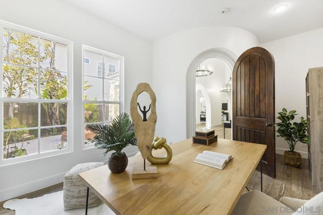 11649 Thistle Hill Pl, San Diego CA: https://media.crmls.org/mediaz/bdfc4418-8abb-40d7-8b3e-92ce9db8d4c3.jpg